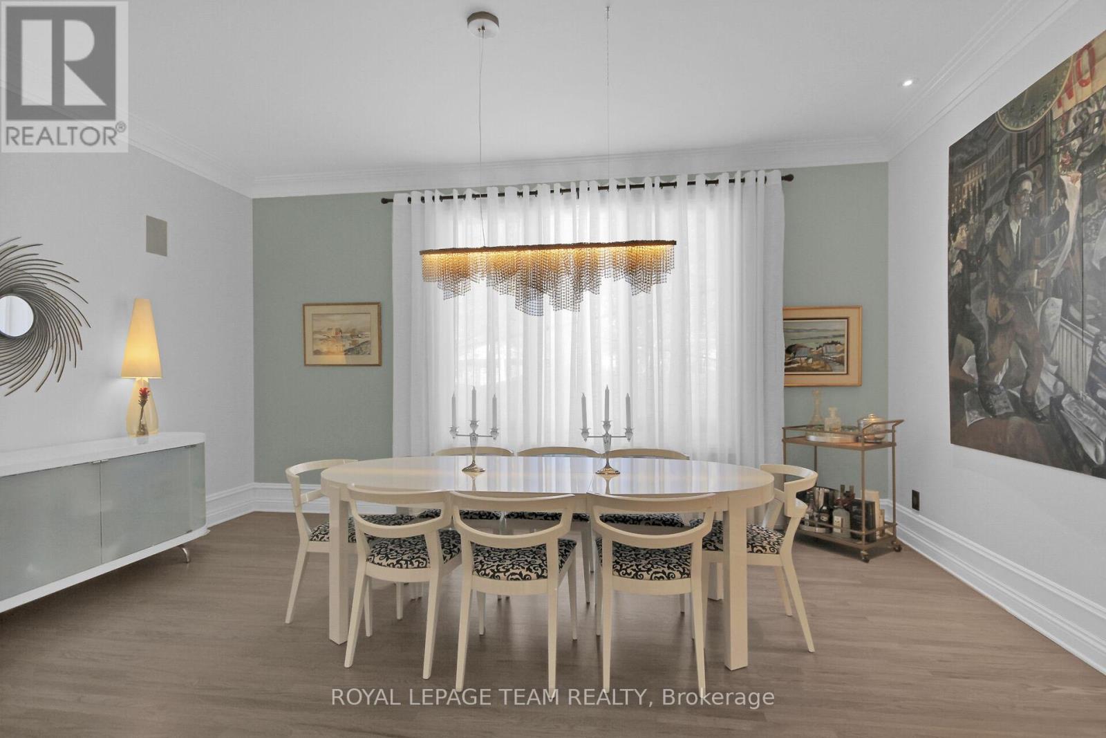 5849 Queenscourt Crescent
