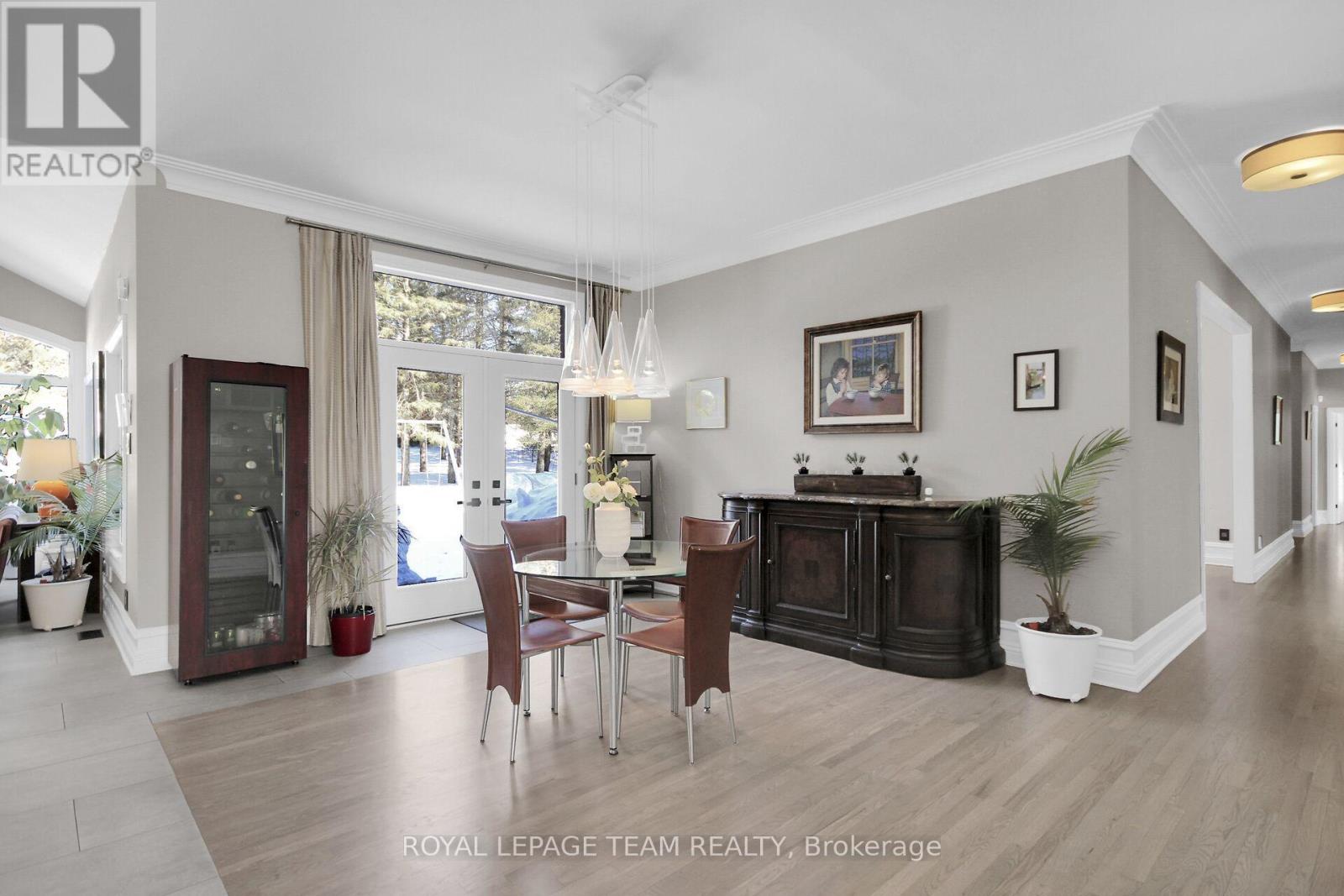 5849 Queenscourt Crescent