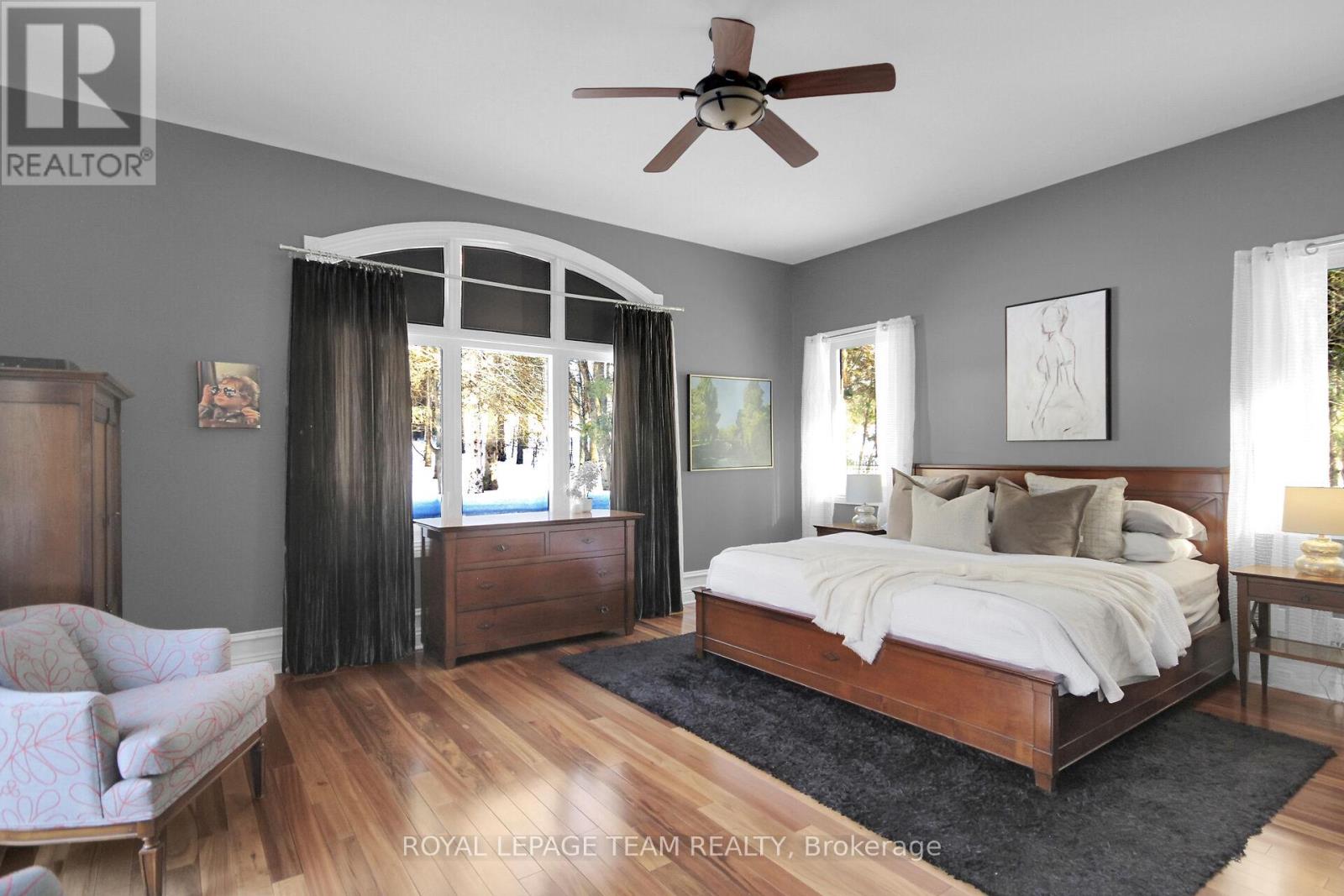 5849 Queenscourt Crescent