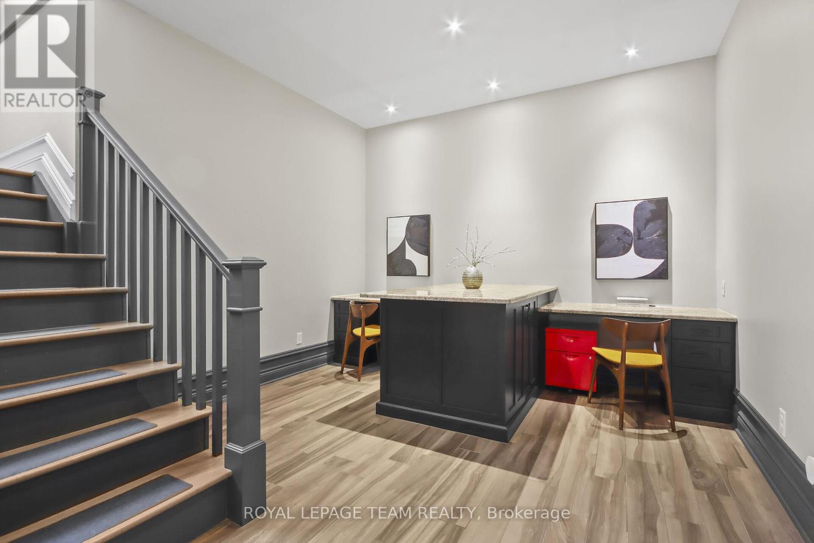 5849 Queenscourt Crescent