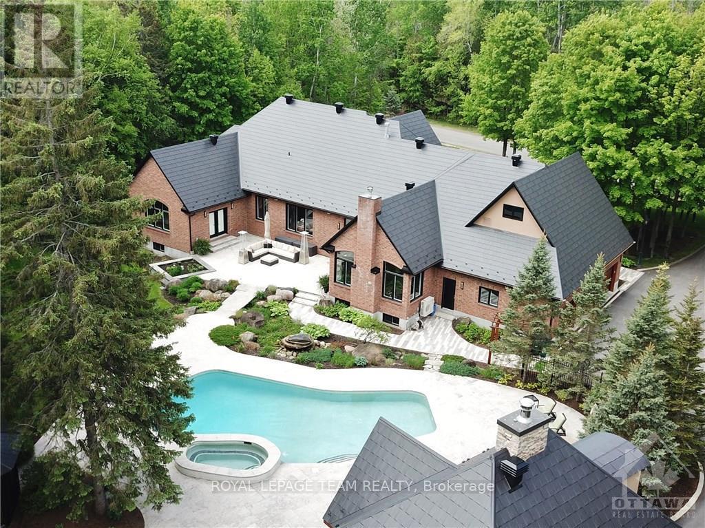 5849 Queenscourt Crescent