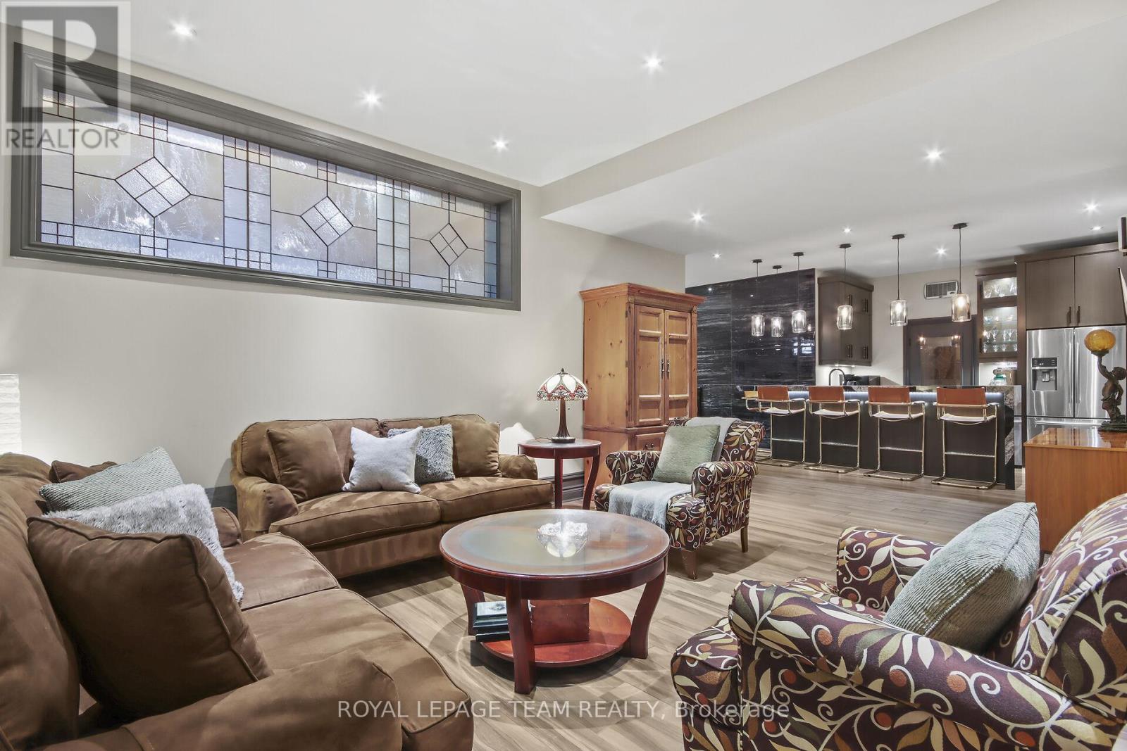5849 Queenscourt Crescent