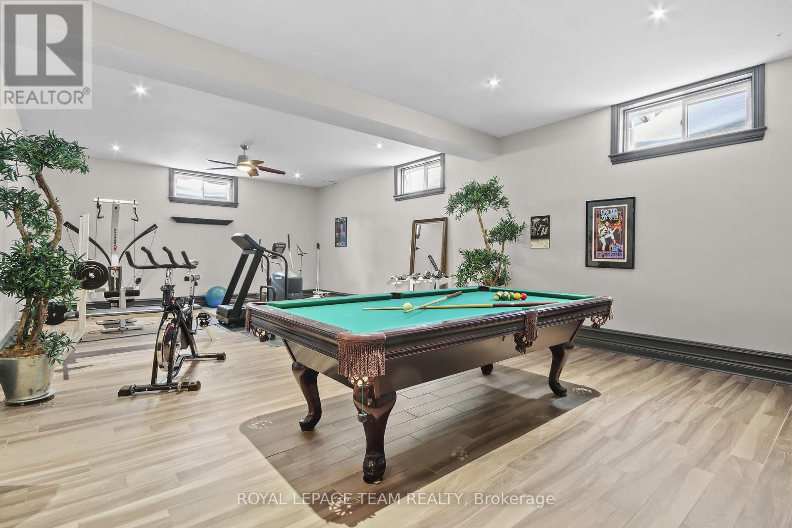 5849 Queenscourt Crescent