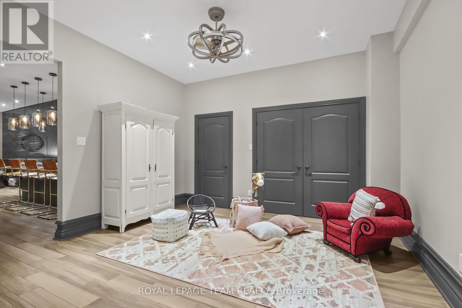 5849 Queenscourt Crescent