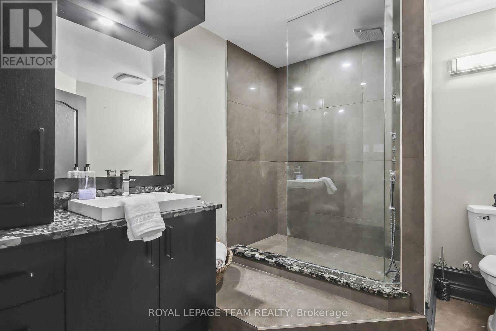 5849 Queenscourt Crescent