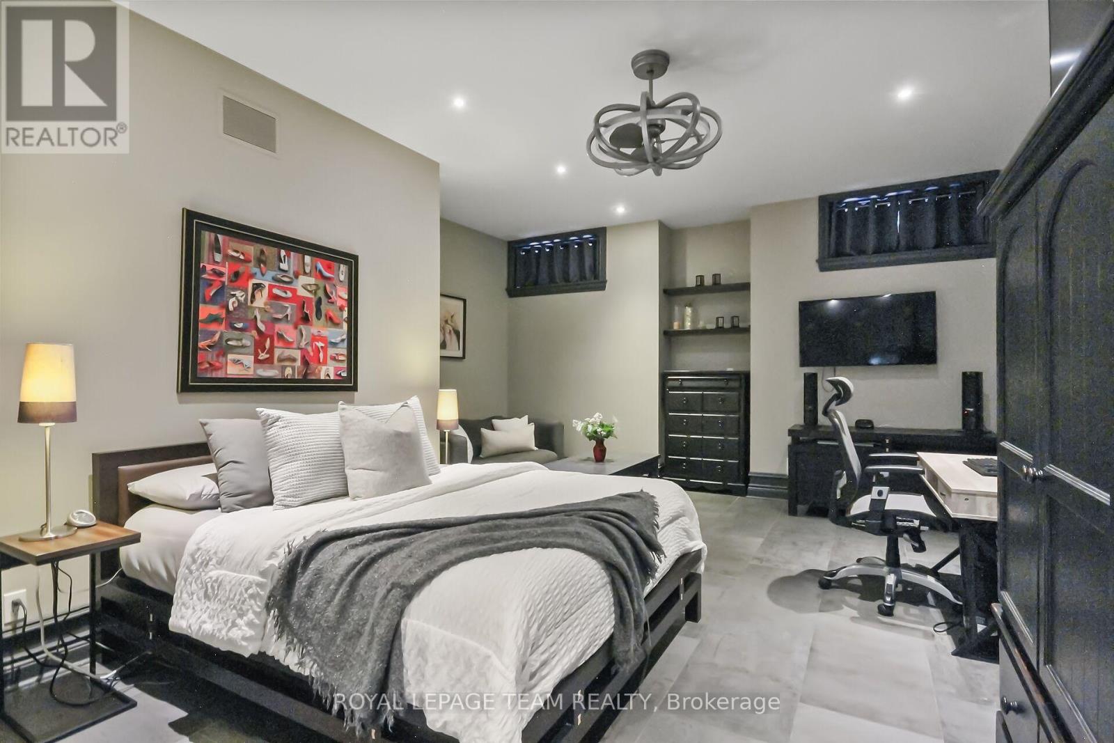 5849 Queenscourt Crescent