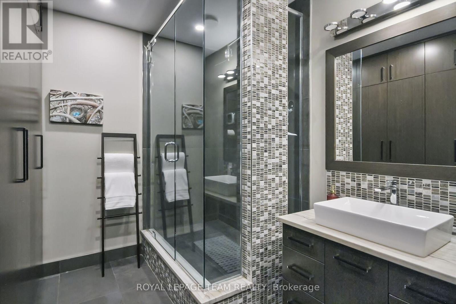 5849 Queenscourt Crescent