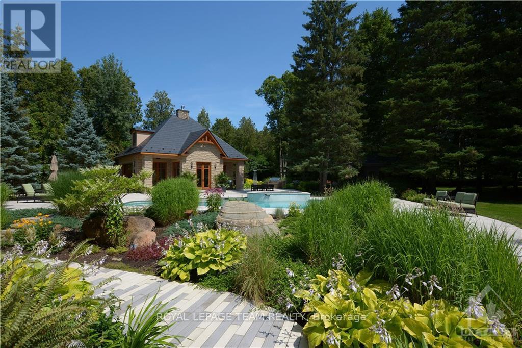 5849 Queenscourt Crescent