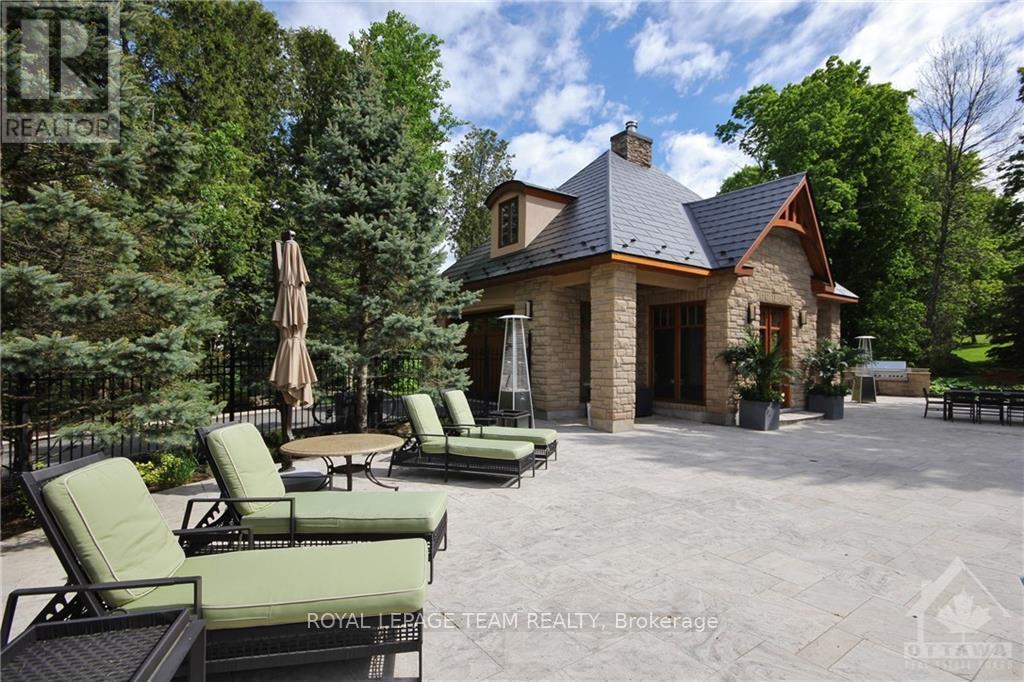 5849 Queenscourt Crescent