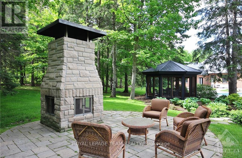 5849 Queenscourt Crescent