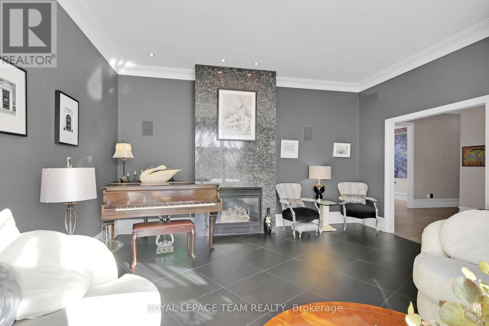 5849 Queenscourt Crescent