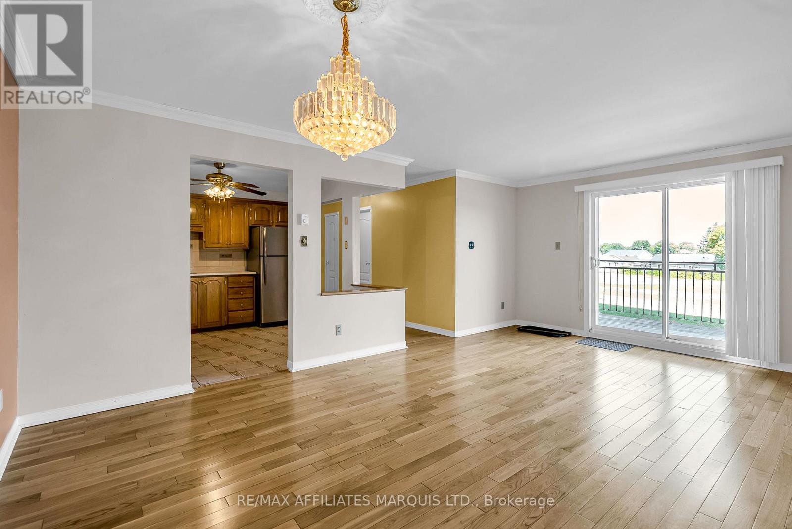 109 - 220 Kenyon Street W