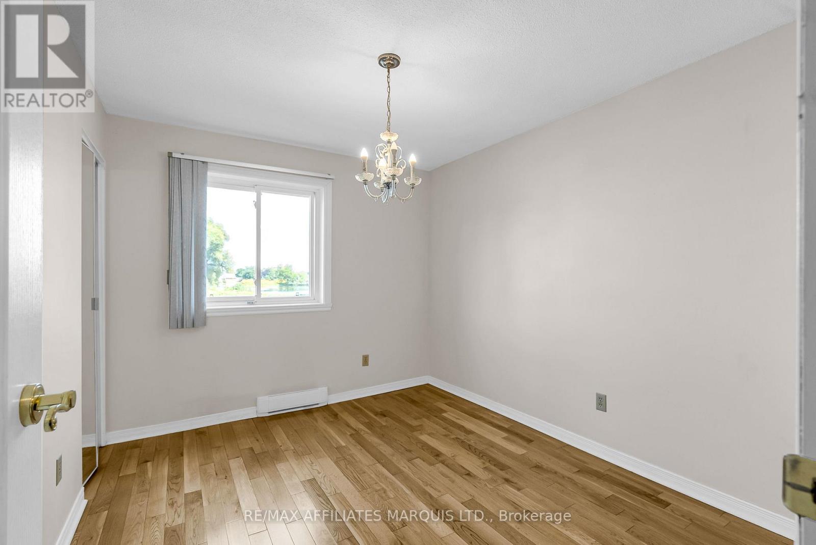 109 - 220 Kenyon Street W