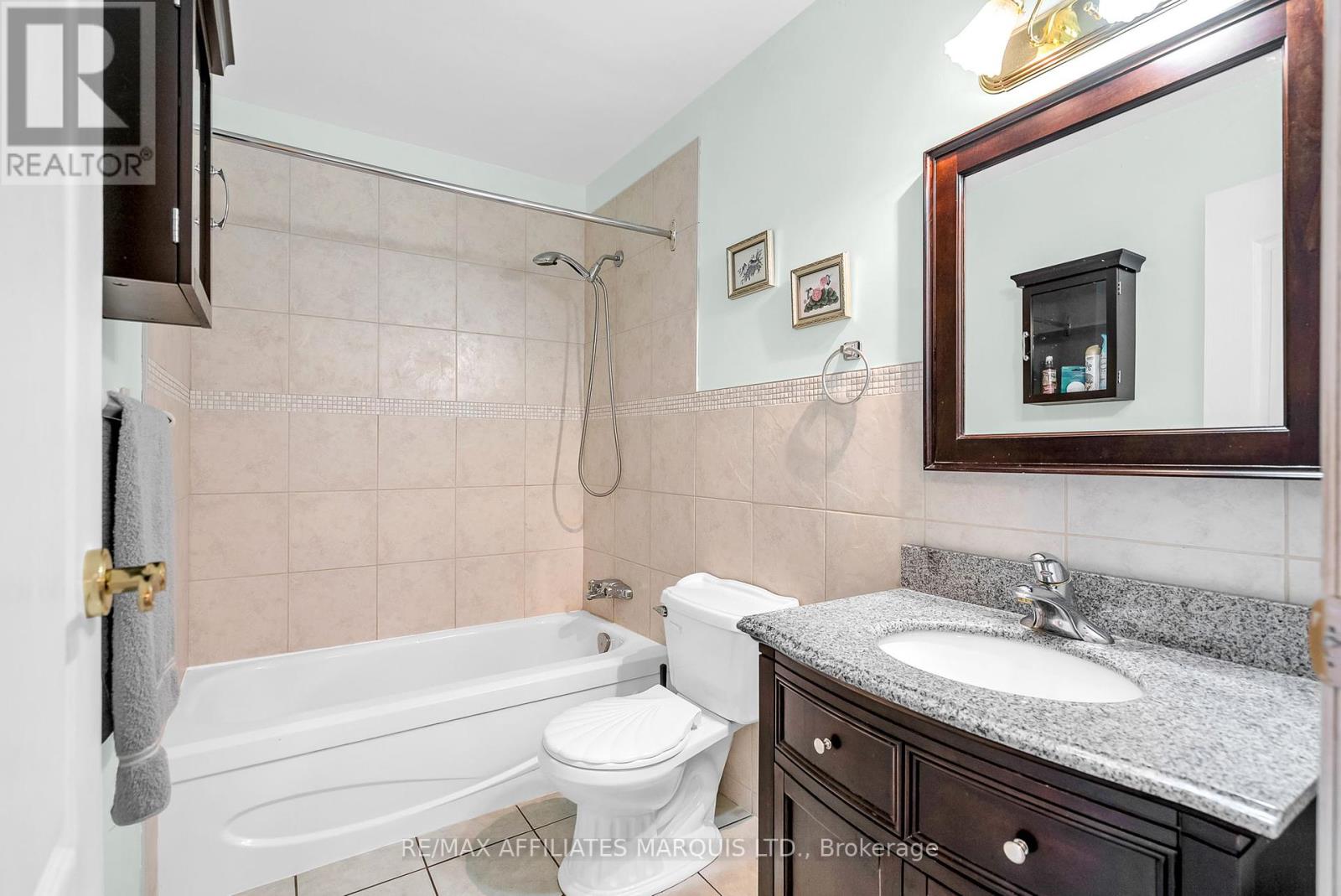 109 - 220 Kenyon Street W