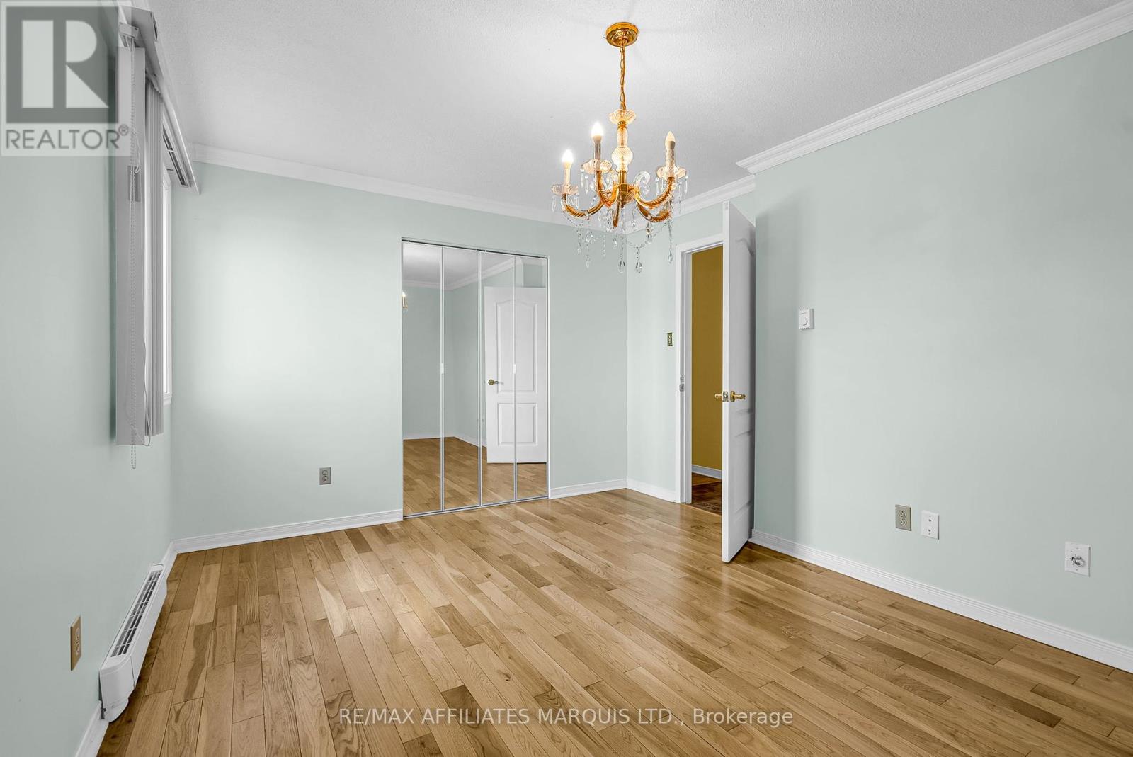 109 - 220 Kenyon Street W