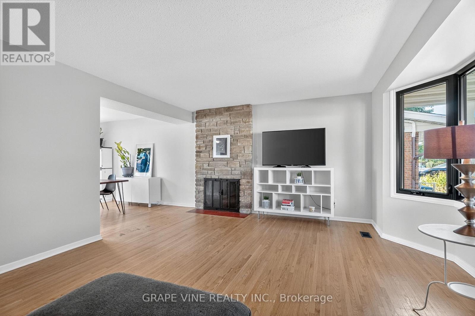 2405 Dwight Crescent