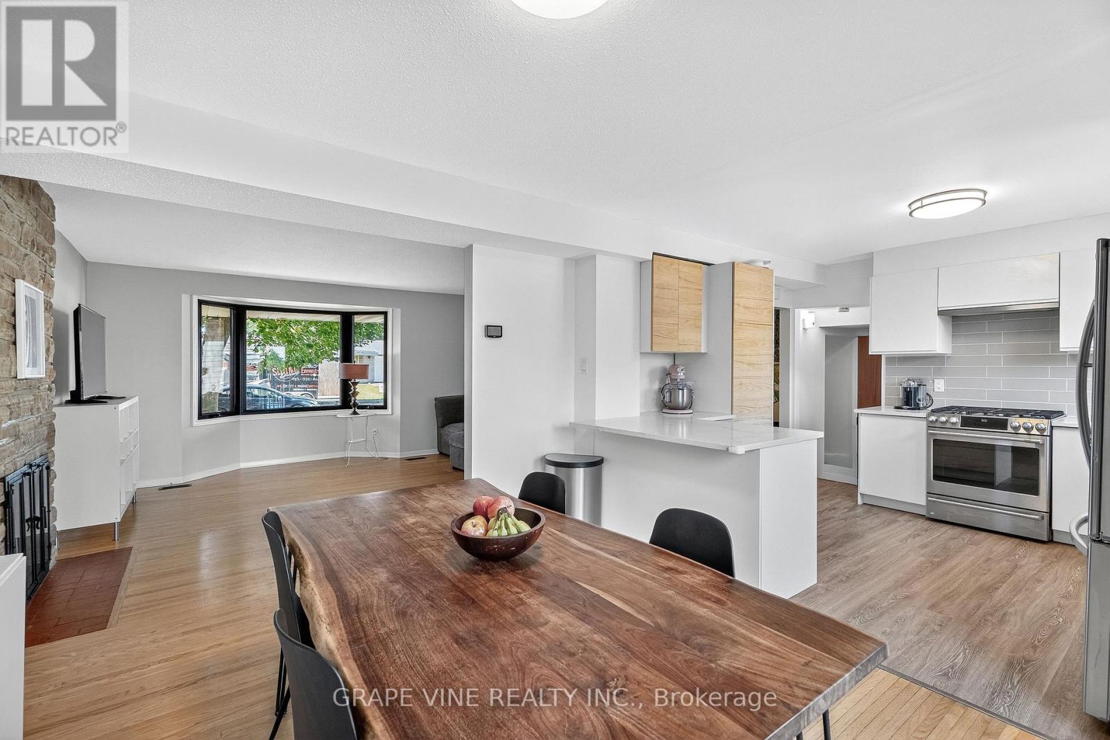 2405 Dwight Crescent