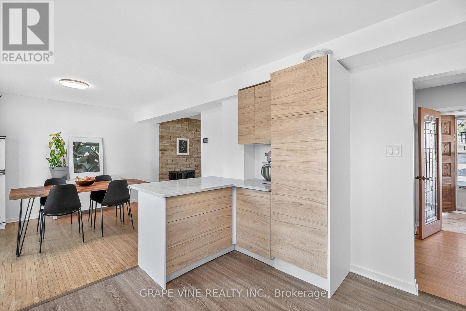 2405 Dwight Crescent