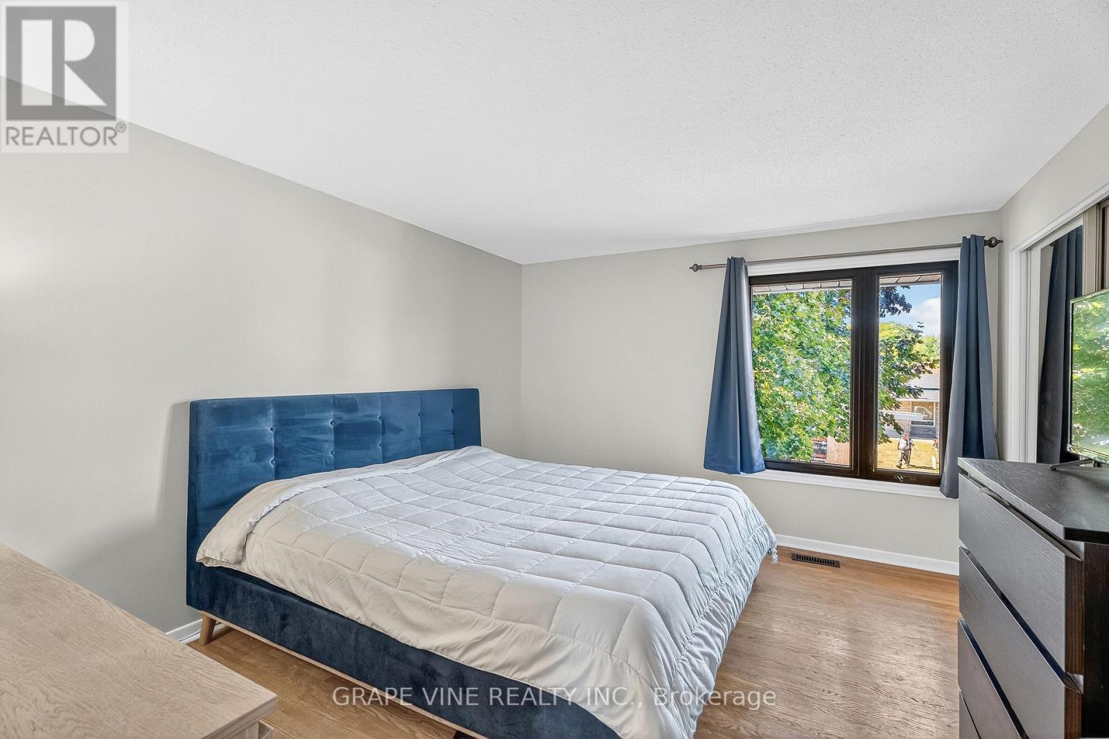 2405 Dwight Crescent