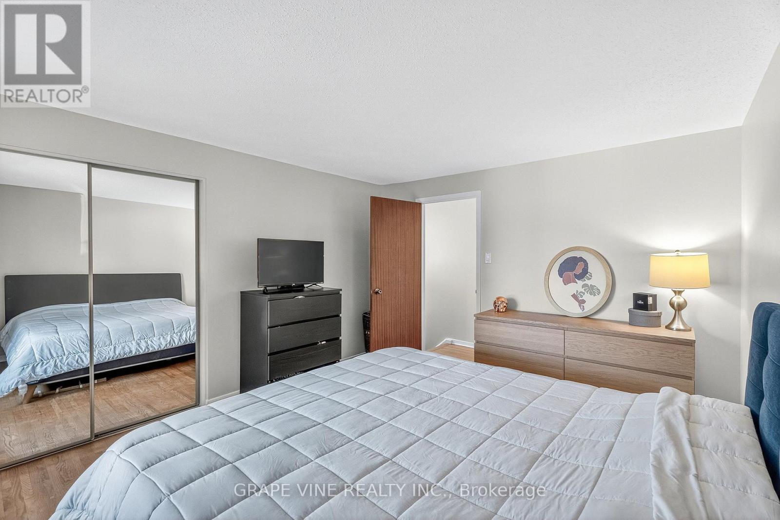 2405 Dwight Crescent