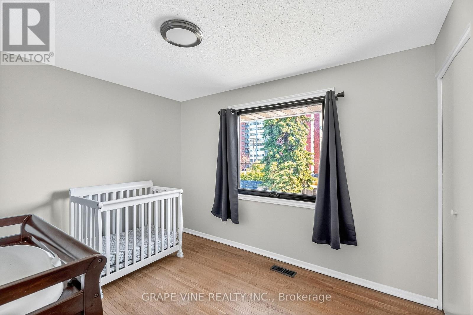 2405 Dwight Crescent