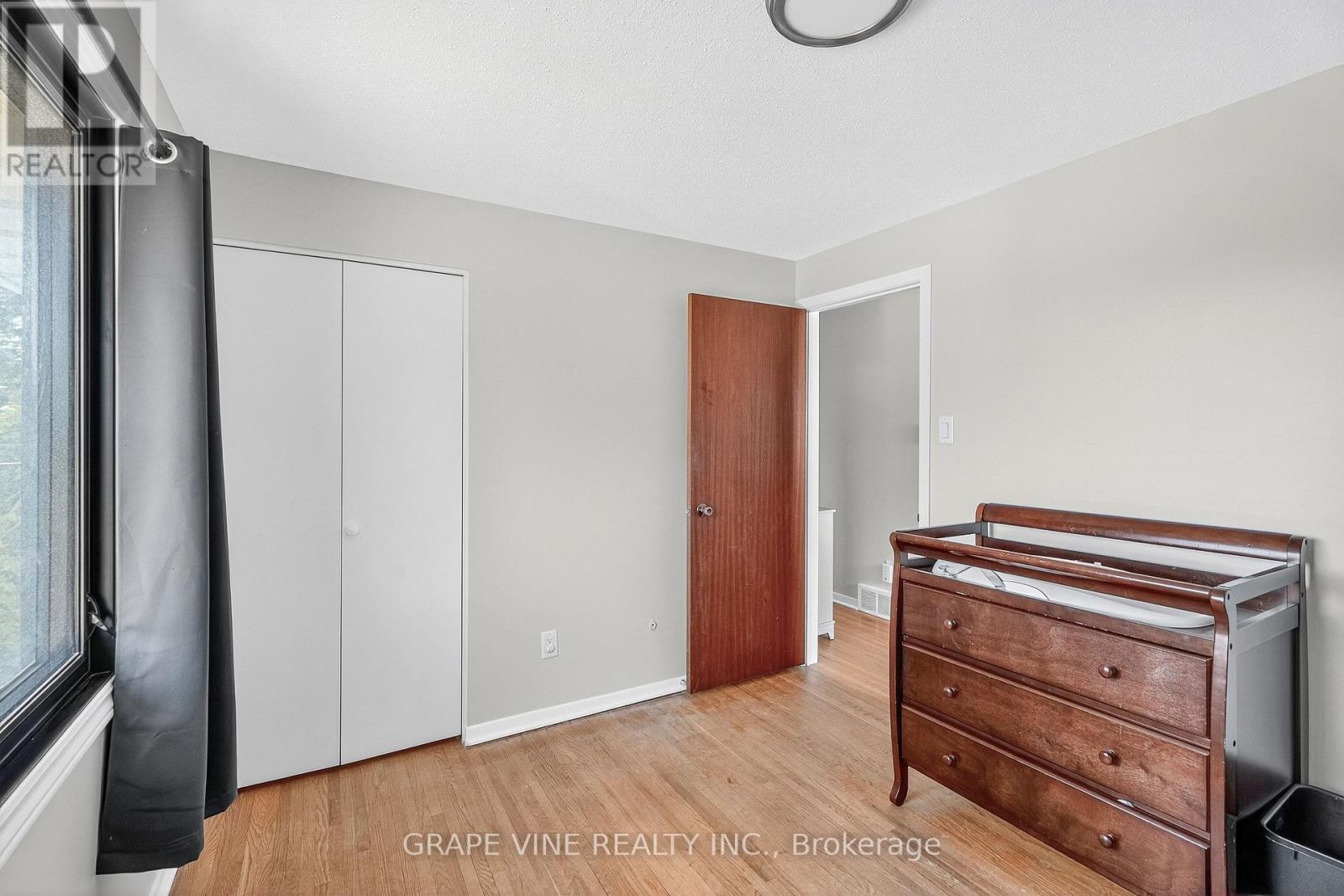 2405 Dwight Crescent