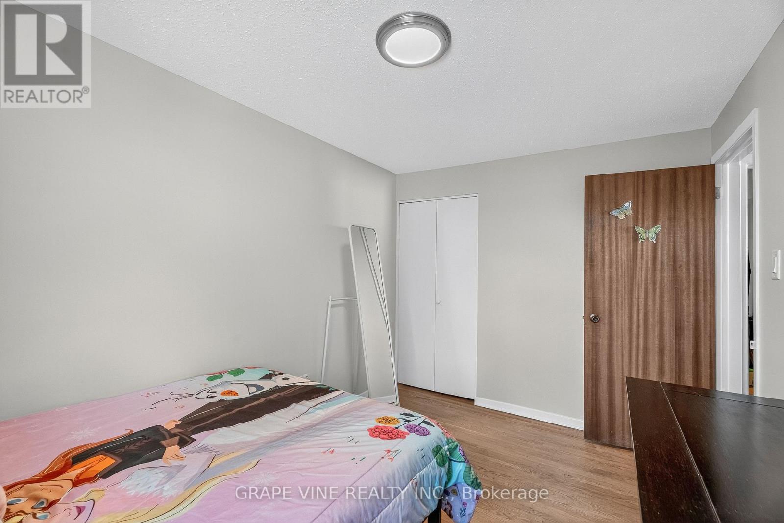 2405 Dwight Crescent