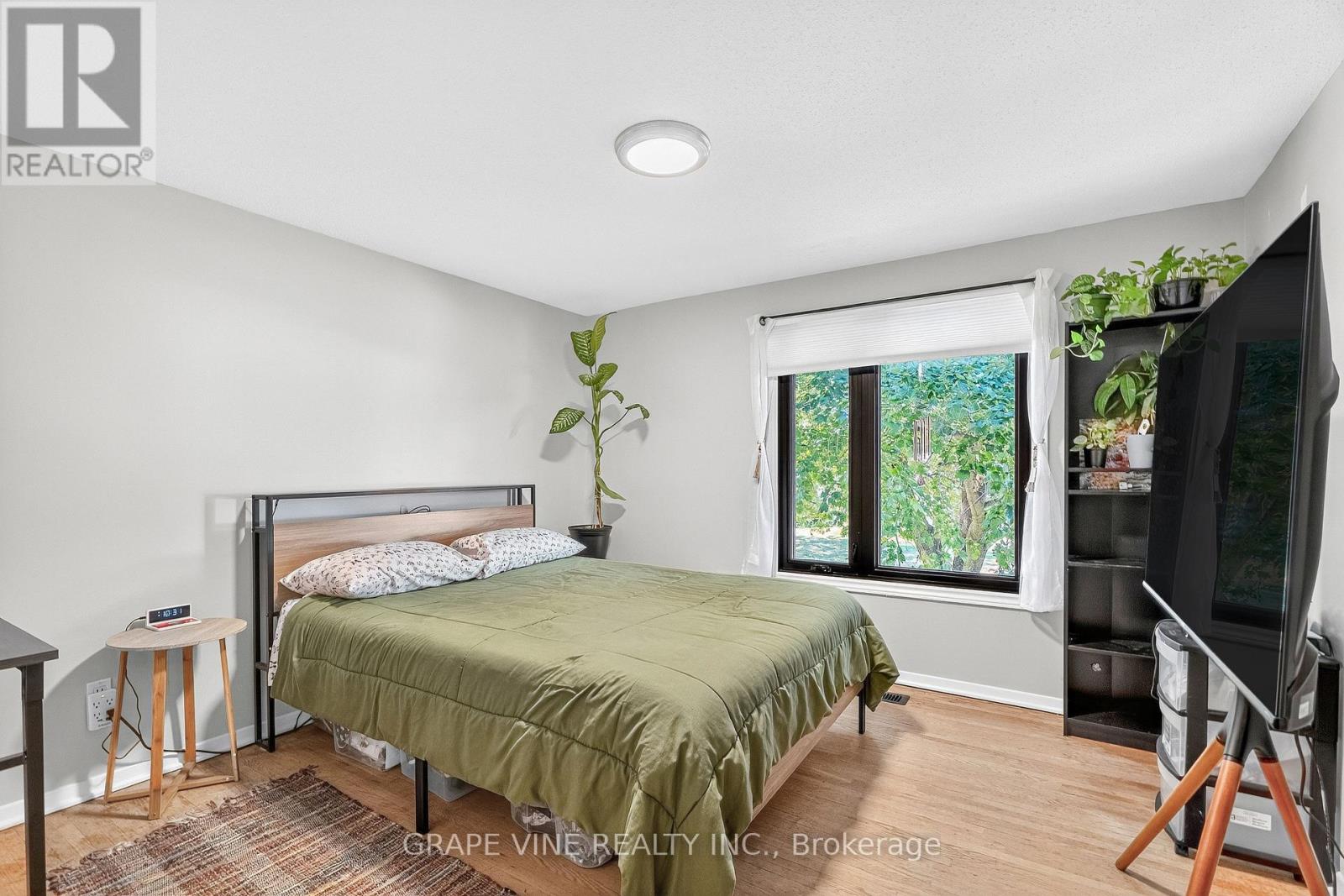 2405 Dwight Crescent
