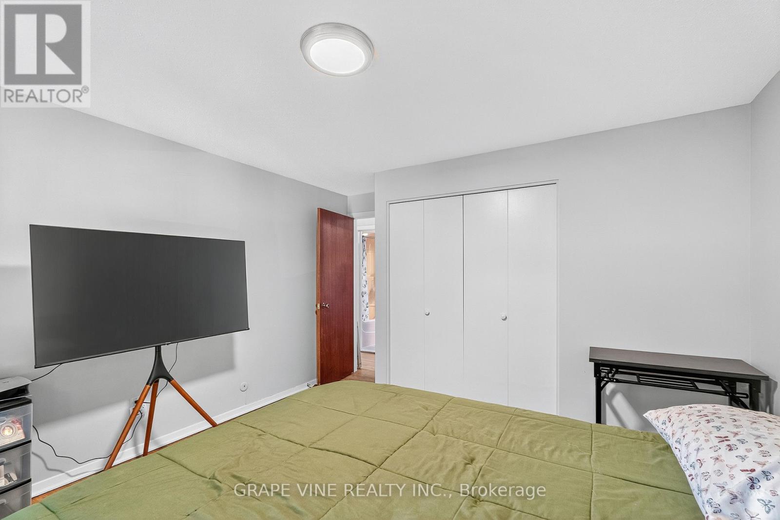 2405 Dwight Crescent