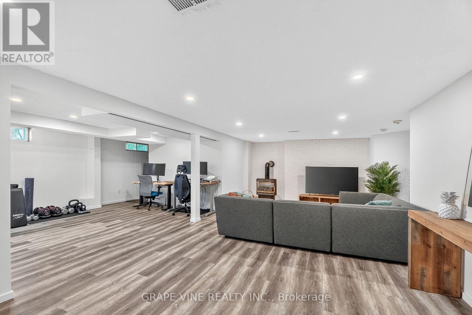 2405 Dwight Crescent