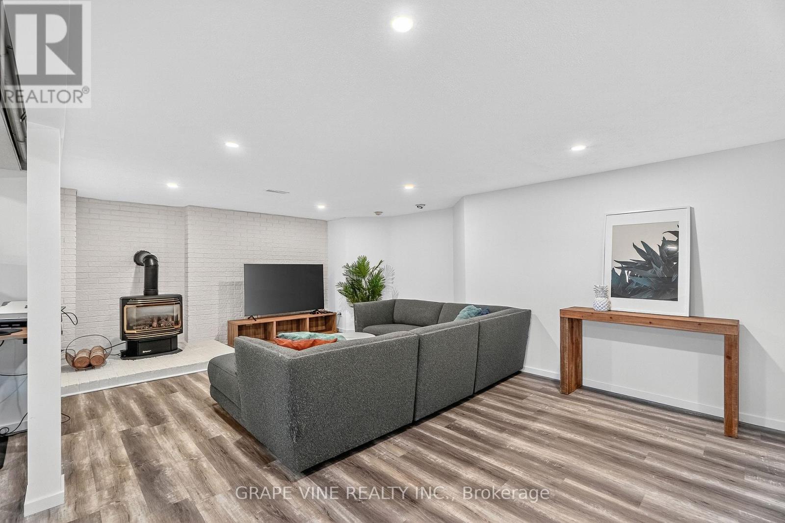 2405 Dwight Crescent