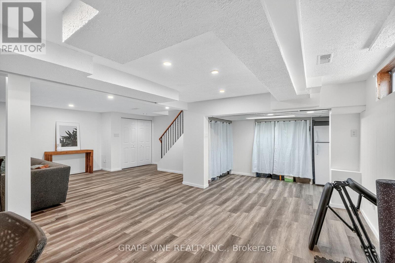 2405 Dwight Crescent