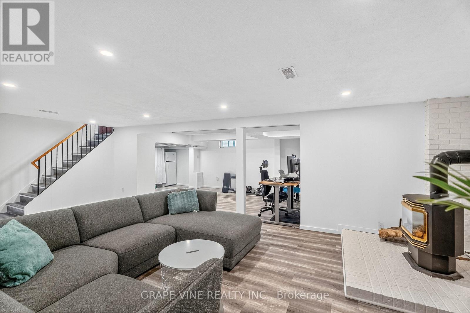 2405 Dwight Crescent