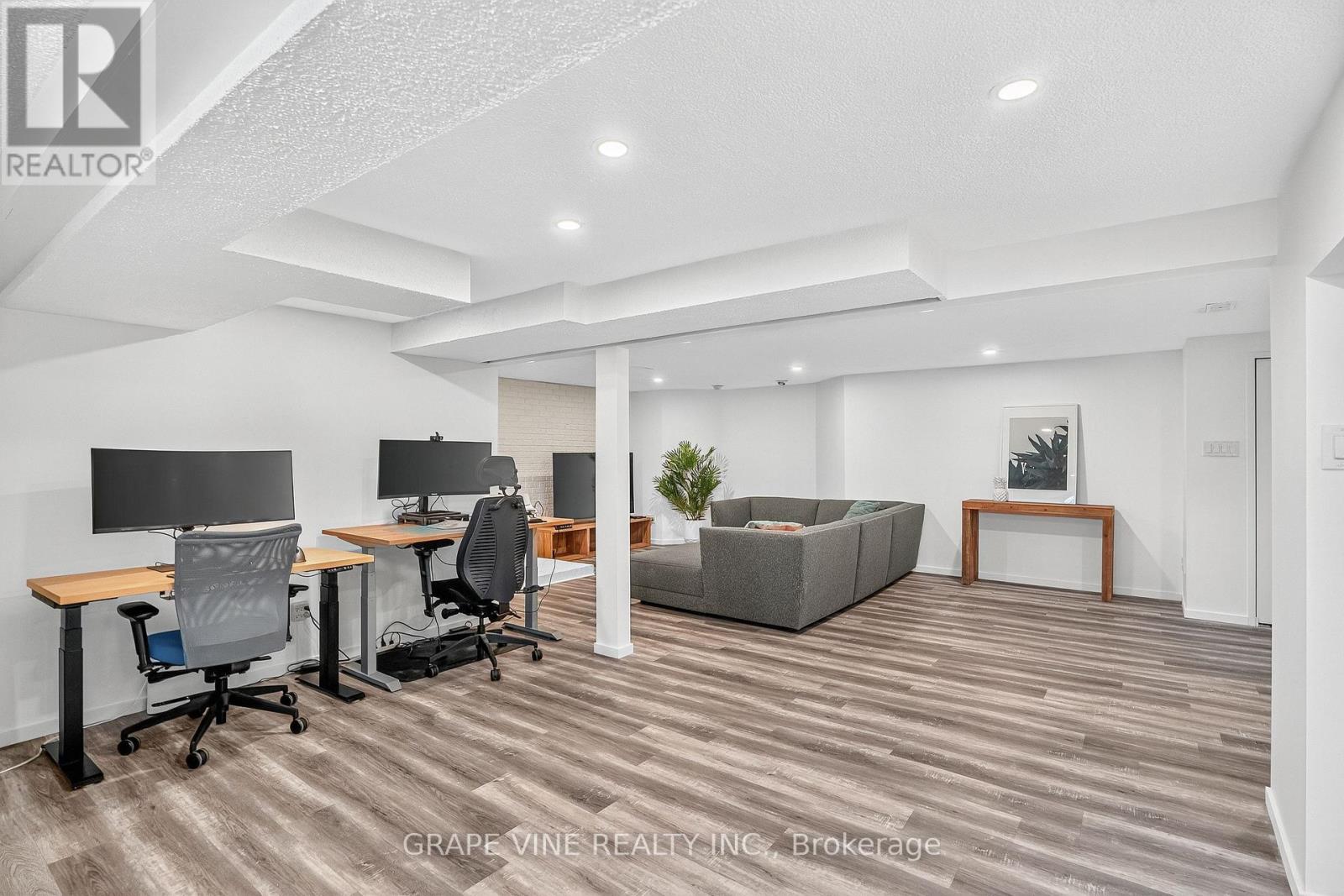 2405 Dwight Crescent