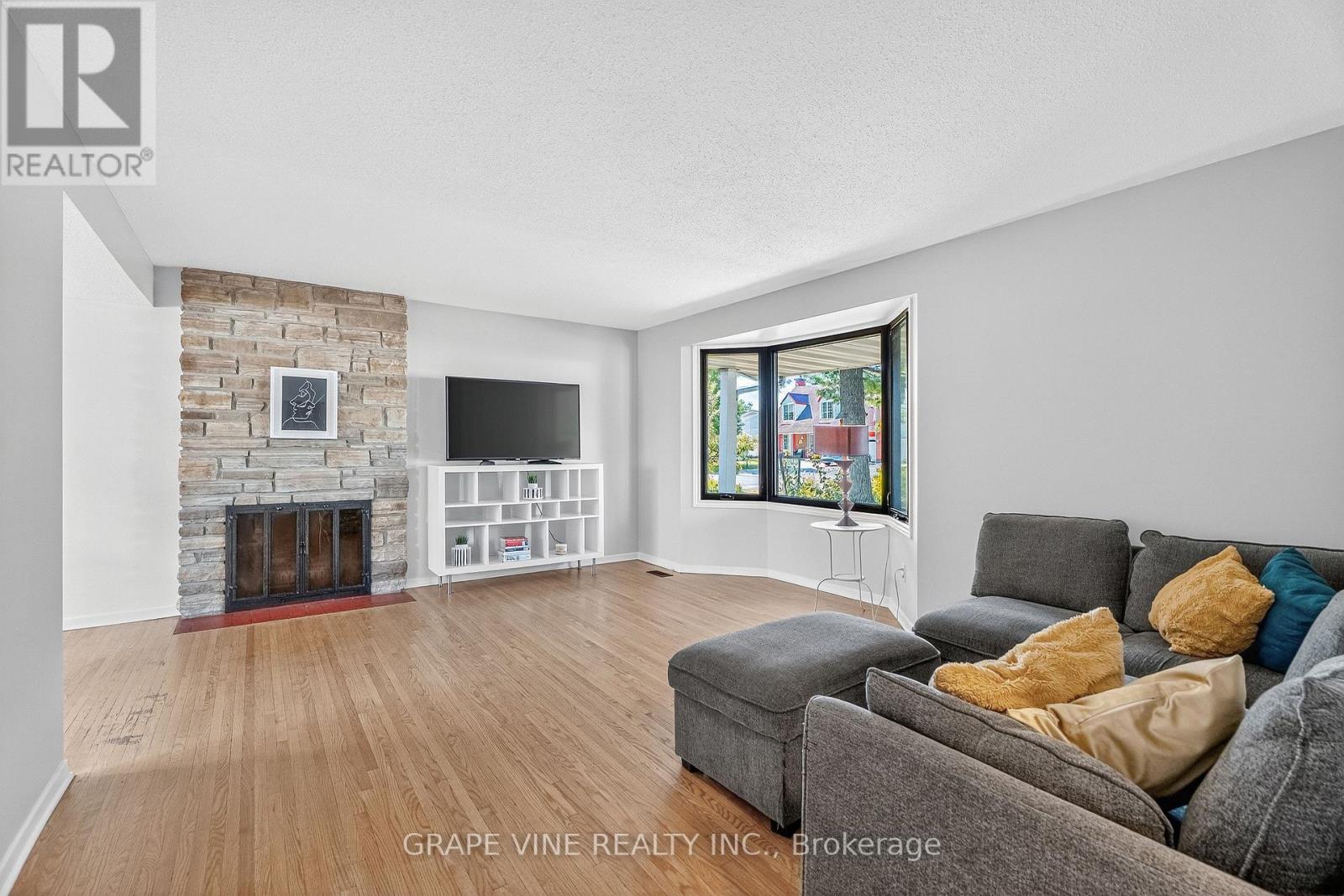 2405 Dwight Crescent