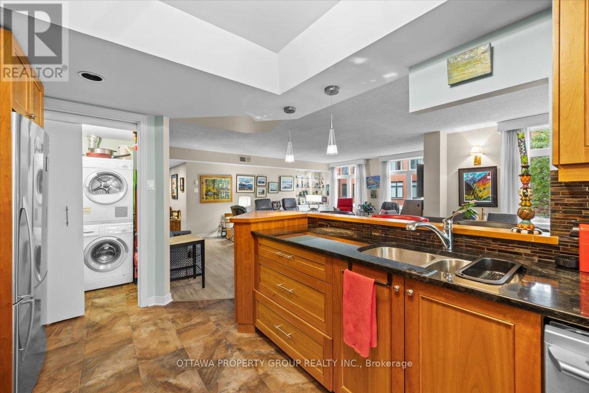 402 - 215 Somerset Street W