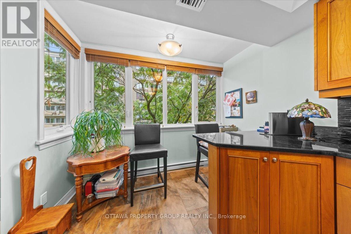 402 - 215 Somerset Street W
