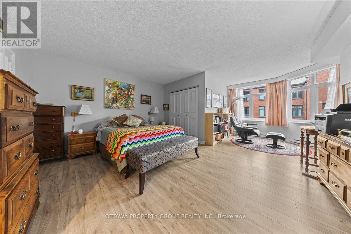 402 - 215 Somerset Street W