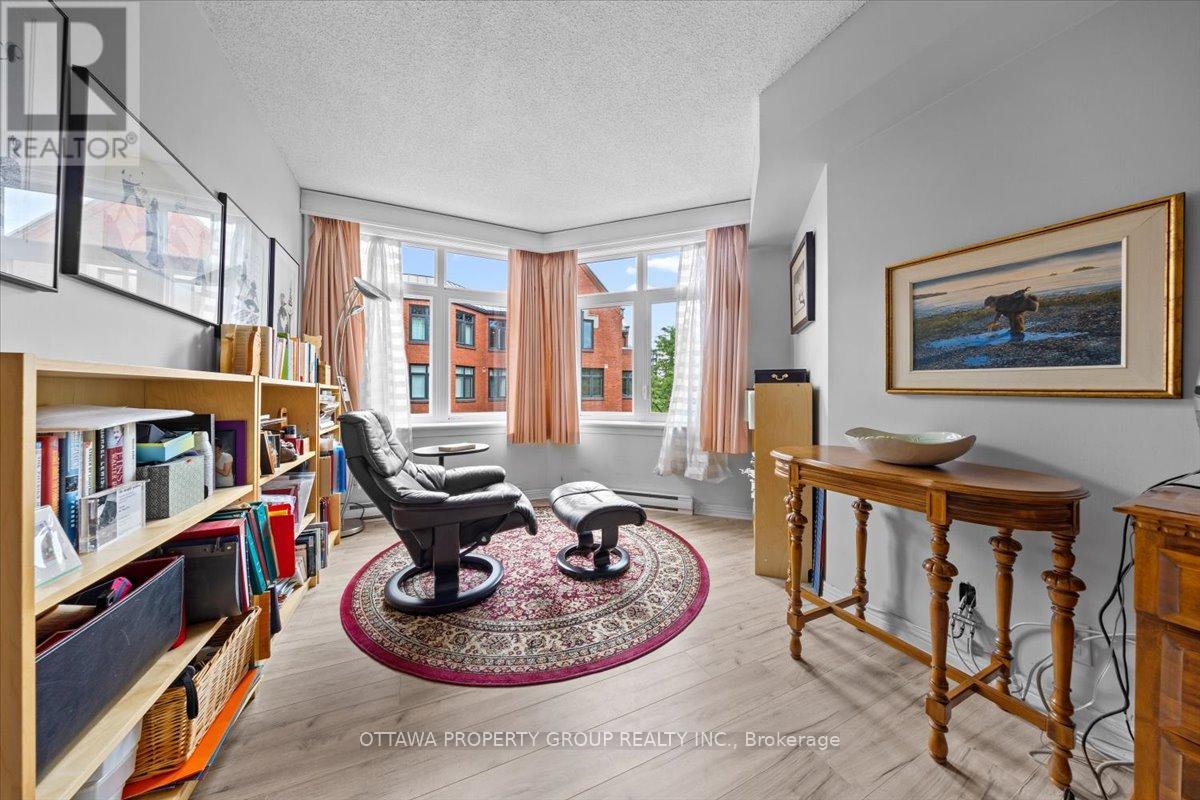 402 - 215 Somerset Street W