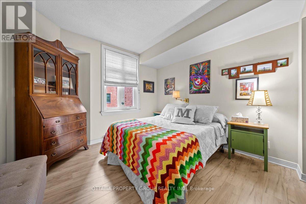 402 - 215 Somerset Street W