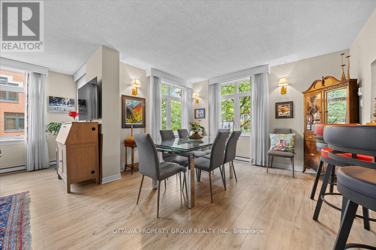 402 - 215 Somerset Street W