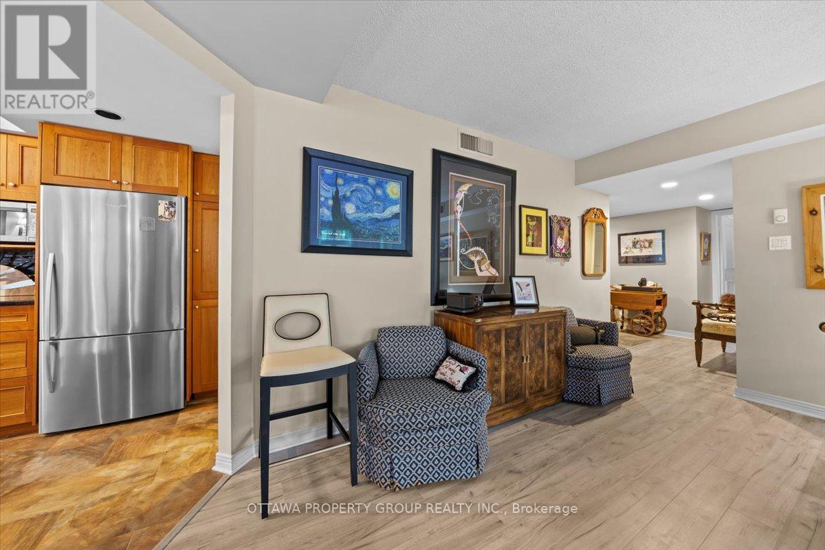 402 - 215 Somerset Street W