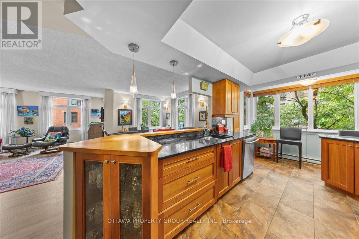 402 - 215 Somerset Street W