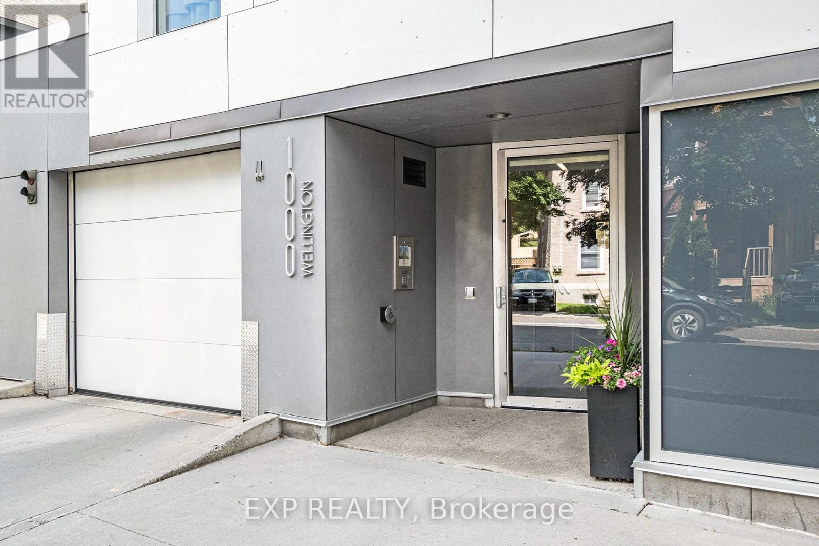206 - 1000 Wellington Street W