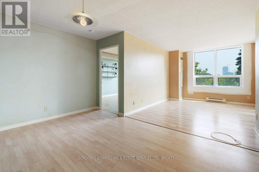 411 - 35 Holland Avenue