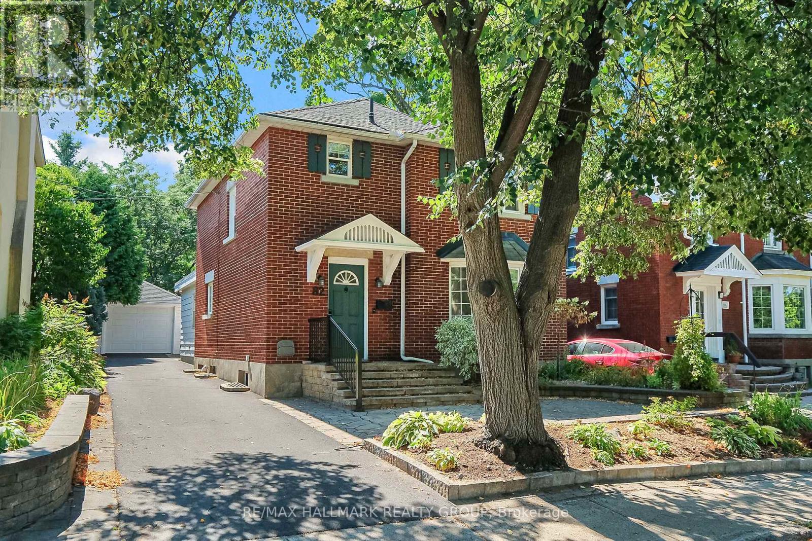82 Laurentian Place