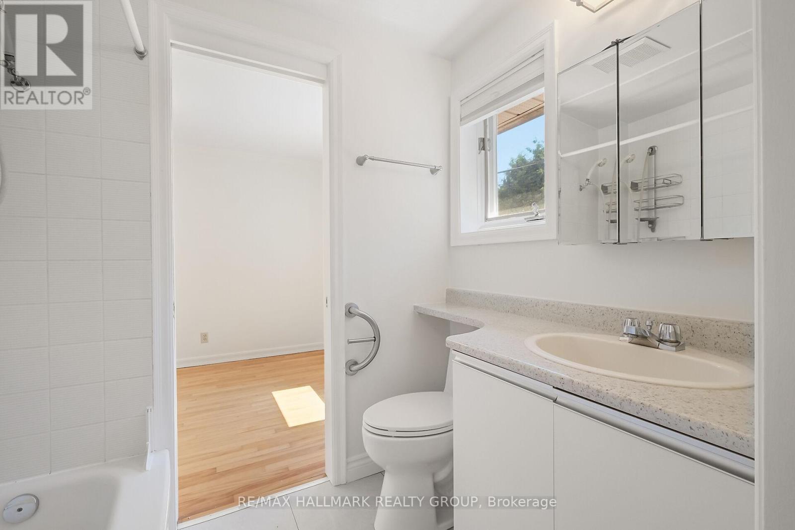 82 Laurentian Place
