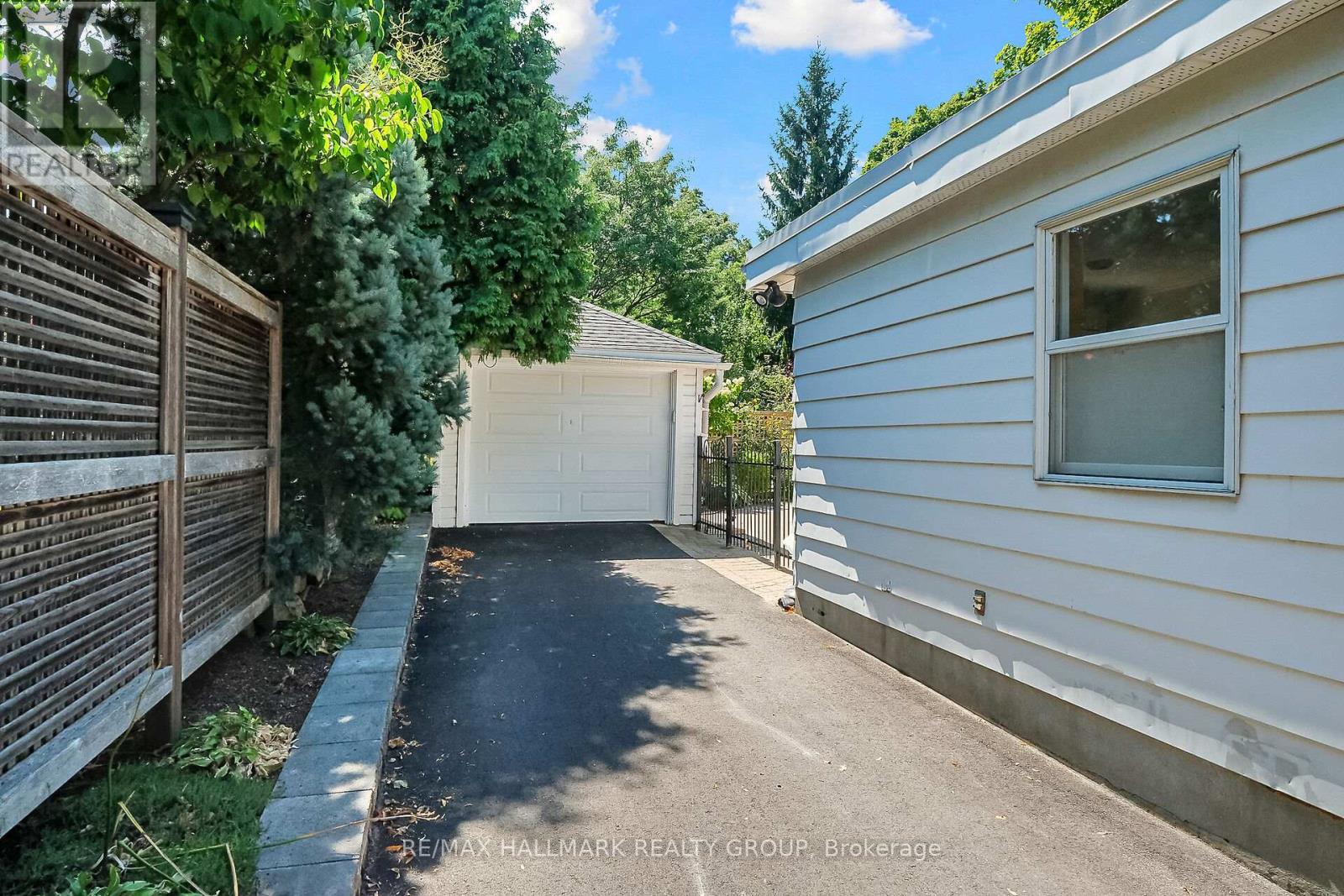 82 Laurentian Place