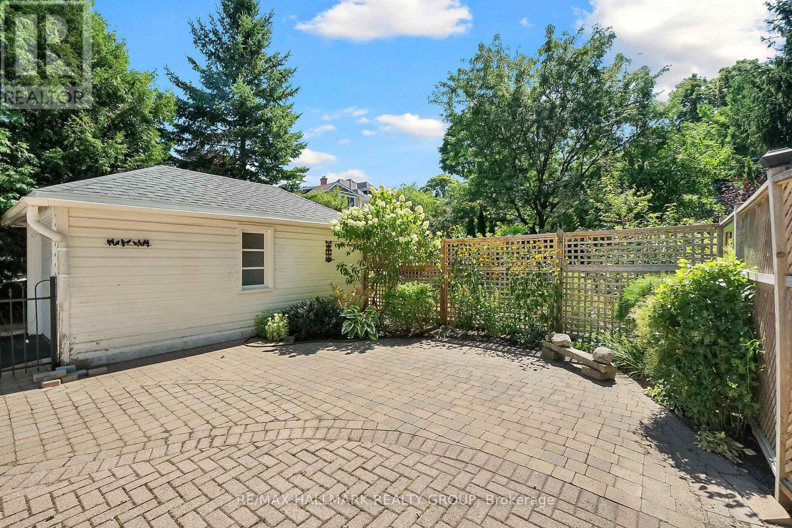 82 Laurentian Place