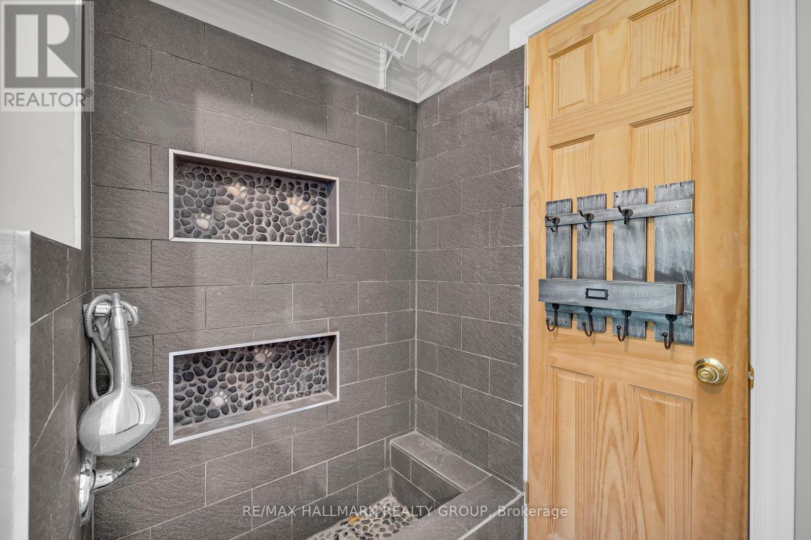 2860 Barlow Crescent